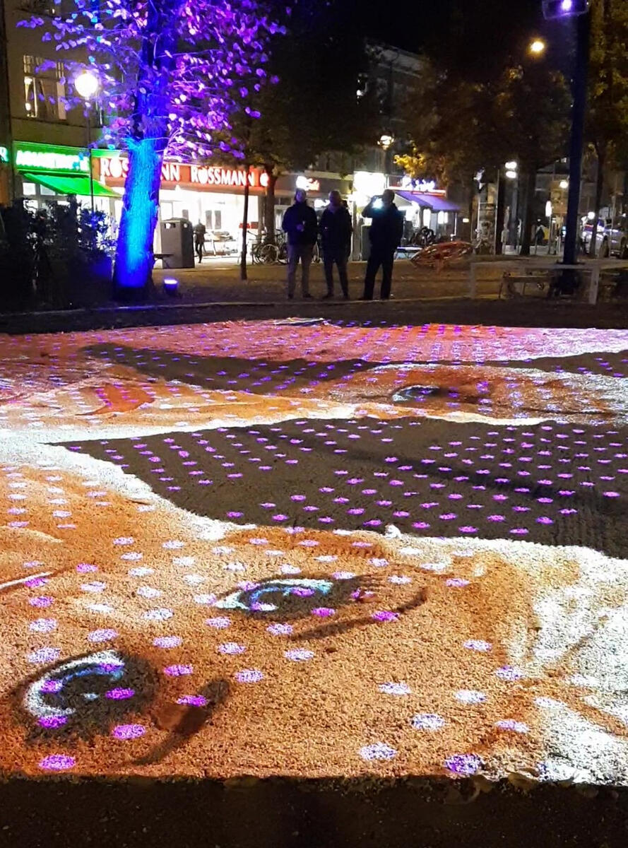 der Platz "Am Brink", der Boden ist beleuchtet mit Videoprojektion