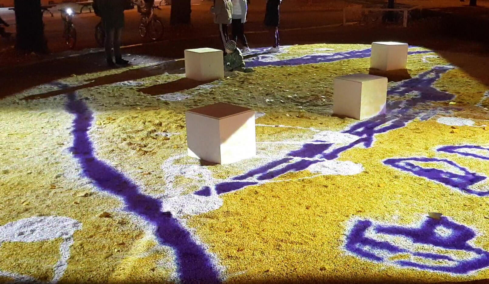 der Platz "Am Brink", der Boden ist beleuchtet mit Videoprojektion